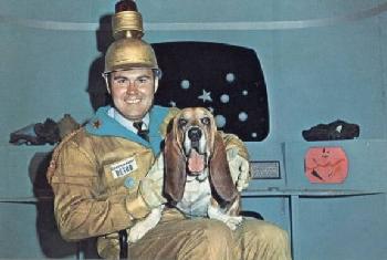 Willard Scott as COMMANDER RETRO w/ Luther as Dr. Strangedog (Courtesy: Jack Maier)